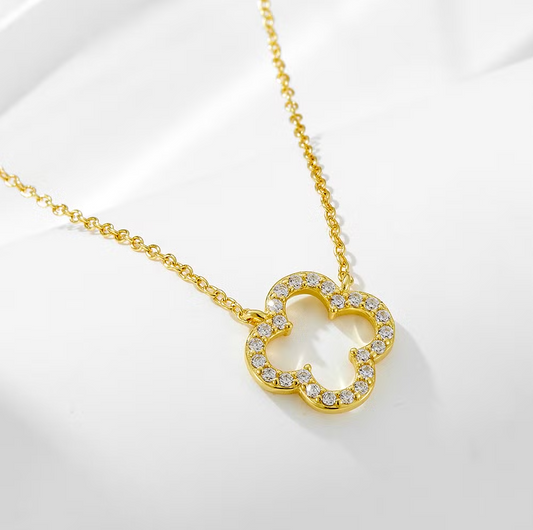 Colar Trevo Vazado com Brilho