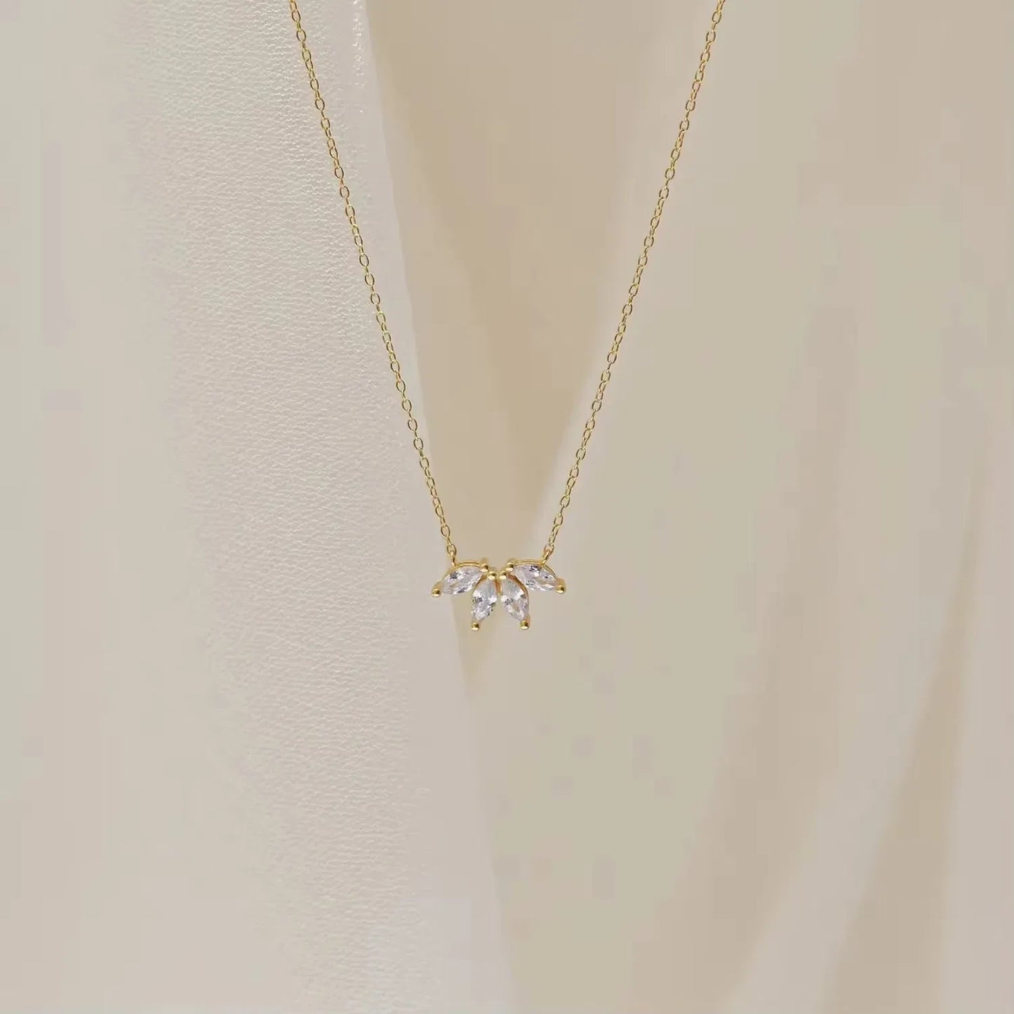 Colar Pétala Dourada com Zircónia