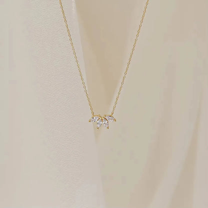 Colar Pétala Dourada com Zircónia