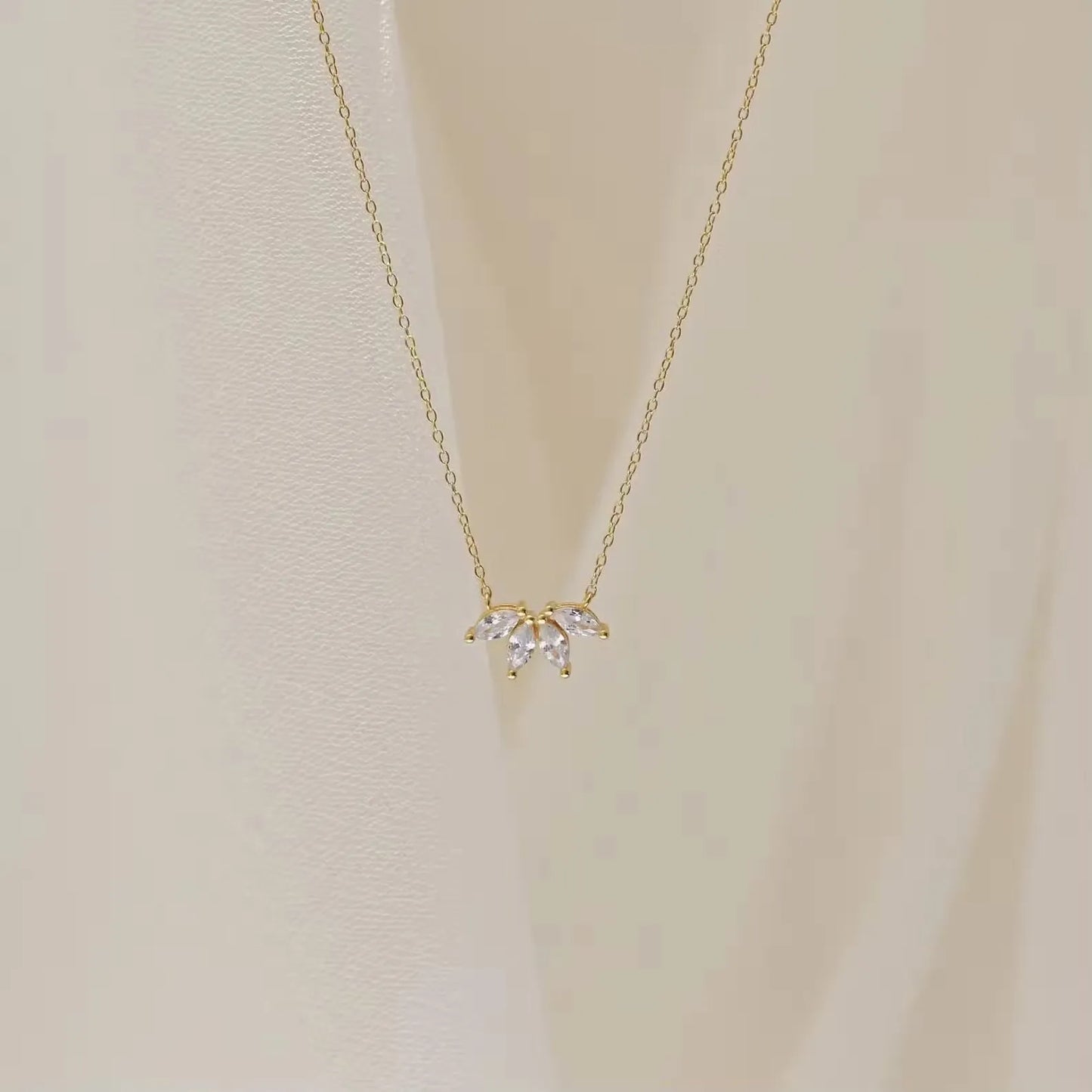 Colar Pétala Dourada com Zircónia