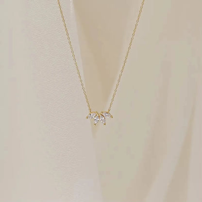 Colar Pétala Dourada com Zircónia